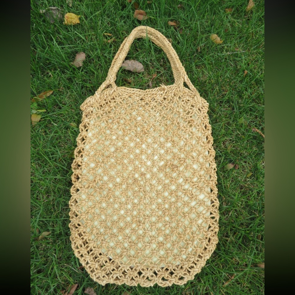 1960s Vintage Elegant Straw Crochet Shoulder Bag in Beige